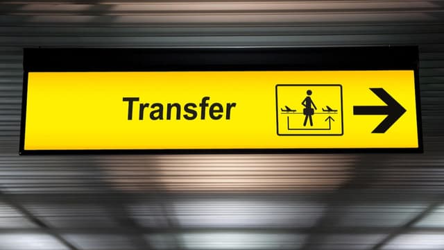 <ruby ><rb><span class="jlpt-n5" word="飛行機">飛行機</span></rb><rt>ひこうき</rt></ruby><span class="" word="を">を</span><span class="" word="の">の</span><span class="" word="り">り</span><span class="" word="か">か</span><span class="" word="え">え</span><span class="" word="る">る</span><span class="" word="と">と</span><span class="" word="き">き</span><span class="" word="の">の</span><span class="" word="ち">ち</span><span class="" word="ゅ">ゅ</span><span class="" word="う">う</span><span class="" word="い">い</span>