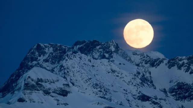 <ruby ><rb><span class="" word="1">1</span><span class="" word="2">2</span><span class="jlpt-n3" word="月">月</span></rb><rt>じゅうにがつ</rt></ruby><span class="" word="の">の</span><ruby ><rb><span class="unknown" word="夜空">夜空</span></rb><rt>よぞら</rt></ruby><span class="" word="：">：</span><ruby ><rb><span class="" word="大">大</span></rb><rt>おお</rt></ruby><span class="" word="き">き</span><span class="" word="な">な</span><ruby ><rb><span class="jlpt-n1" word="満月">満月</span></rb><rt>まんげつ</rt></ruby><span class="" word="と">と</span><span class="" word="お">お</span><span class="" word="う">う</span><span class="jlpt-n1" word="し">し</span><ruby ><rb><span class="unknown" word="座">座</span></rb><rt>ざ</rt></ruby><span class="" word="の">の</span><ruby ><rb><span class="jlpt-n4" word="星">星</span></rb><rt>ほし</rt></ruby>