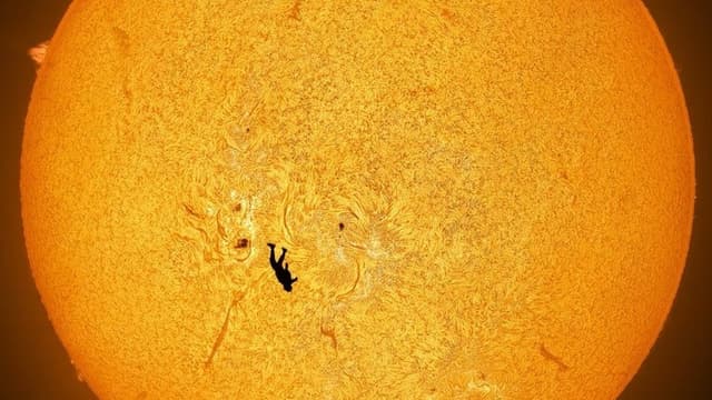 <span class="" word="イ">イ</span><span class="" word="カ">カ</span><span class="" word="ロ">ロ</span><span class="" word="ス">ス</span><span class="" word="の">の</span><ruby ><rb><span class="jlpt-n1" word="墜落">墜落</span></rb><rt>ついらく</rt></ruby><span class="" word="：">：</span><span class="jlpt-n3" word="すごい">すごい</span><ruby ><rb><span class="jlpt-n5" word="写真">写真</span></rb><rt>しゃしん</rt></ruby><span class="" word="は">は</span><span class="jlpt-n5" word="どう">どう</span><span class="" word="や">や</span><span class="" word="っ">っ</span><span class="" word="て">て</span><ruby ><rb><span class="" word="撮">撮</span></rb><rt>と</rt></ruby><span class="" word="ら">ら</span><span class="" word="れ">れ</span><span class="" word="た">た</span><span class="" word="か">か</span>