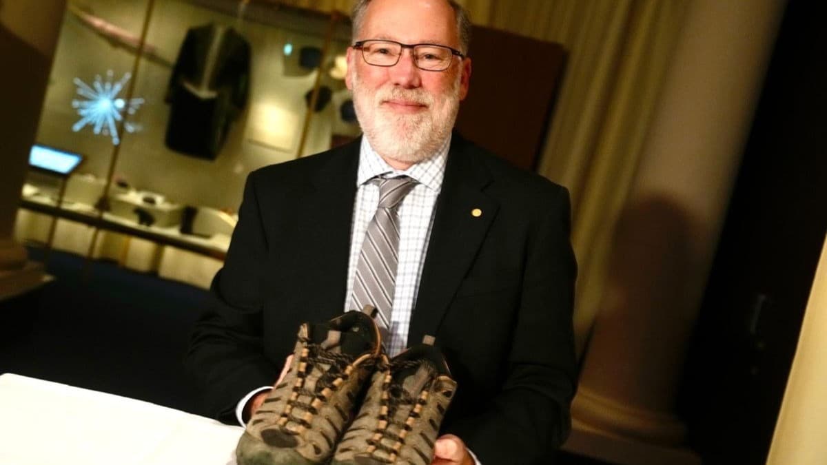 ノーベル賞を知らなかったアメリカの博士、キャンプの靴を博物館に寄贈