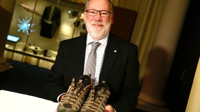 <span class="" word="ノ">ノ</span><span class="" word="ー">ー</span><span class="" word="ベ">ベ</span><span class="" word="ル">ル</span><ruby ><rb><span class="jlpt-n3" word="賞">賞</span></rb><rt>しょう</rt></ruby><span class="" word="を">を</span><ruby ><rb><span class="" word="知">知</span></rb><rt>し</rt></ruby><span class="" word="ら">ら</span><span class="" word="な">な</span><span class="" word="か">か</span><span class="" word="っ">っ</span><span class="" word="た">た</span><span class="jlpt-n4" word="アメリカ">アメリカ</span><span class="" word="の">の</span><ruby ><rb><span class="jlpt-n3" word="博士">博士</span></rb><rt>はかせ</rt></ruby><span class="" word="、">、</span><span class="jlpt-n3" word="キャンプ">キャンプ</span><span class="" word="の">の</span><ruby ><rb><span class="jlpt-n5" word="靴">靴</span></rb><rt>くつ</rt></ruby><span class="" word="を">を</span><ruby ><rb><span class="jlpt-n3" word="博物館">博物館</span></rb><rt>はくぶつかん</rt></ruby><span class="" word="に">に</span><ruby ><rb><span class="jlpt-n1" word="寄贈">寄贈</span></rb><rt>きぞう</rt></ruby>