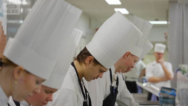 <span class="" word="ノ">ノ</span><span class="" word="ー">ー</span><span class="" word="ベ">ベ</span><span class="" word="ル">ル</span><ruby ><rb><span class="jlpt-n3" word="賞">賞</span></rb><rt>しょう</rt></ruby><span class="" word="の">の</span><ruby ><rb><span class="" word="晩">晩</span></rb><rt>ばん</rt></ruby><span class="" word="さ">さ</span><span class="" word="ん">ん</span><ruby ><rb><span class="jlpt-n3" word="会">会</span></rb><rt>かい</rt></ruby><span class="" word="　">　</span><span class="" word="1">1</span><span class="" word="3">3</span><span class="" word="0">0</span><span class="" word="0">0</span><ruby ><rb><span class="jlpt-n5" word="人">人</span></rb><rt>にん</rt></ruby><span class="" word="の">の</span><span class="" word="ご">ご</span><span class="" word="は">は</span><span class="" word="ん">ん</span><span class="" word="を">を</span><ruby ><rb><span class="" word="作">作</span></rb><rt>つく</rt></ruby><span class="" word="る">る</span>