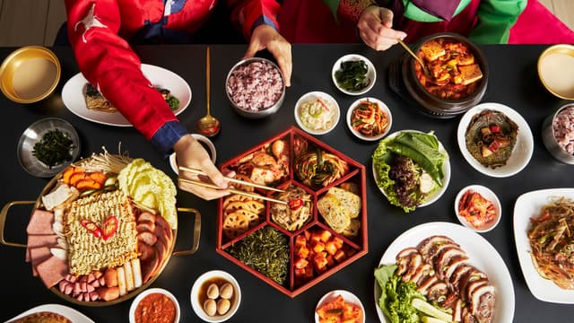 <ruby ><rb><span class="unknown" word="韓国">韓国</span></rb><rt>かんこく</rt></ruby><span class="" word="で">で</span><span class="" word="「">「</span><span class="" word="お">お</span><span class="" word="ま">ま</span><span class="" word="か">か</span><span class="" word="せ">せ</span><span class="" word="」">」</span><span class="" word="が">が</span><ruby ><rb><span class="jlpt-n3" word="流行">流行</span></rb><rt>りゅうこう</rt></ruby><span class="" word="し">し</span><span class="" word="て">て</span><span class="" word="い">い</span><span class="" word="る">る</span>