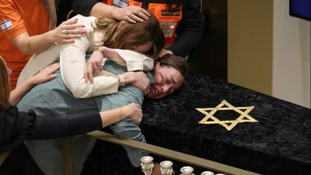 <span class="" word="オ">オ</span><span class="" word="ー">ー</span><span class="" word="ス">ス</span><span class="" word="ト">ト</span><span class="" word="ラ">ラ</span><span class="" word="リ">リ</span><span class="" word="ア">ア</span><span class="" word="の">の</span><span class="" word="ビ">ビ</span><span class="" word="ー">ー</span><span class="" word="チ">チ</span><ruby ><rb><span class="unknown" word="銃撃">銃撃</span><span class="jlpt-n3" word="事件">事件</span></rb><rt>じゅうげきじけん</rt></ruby><span class="" word="、">、</span><ruby ><rb><span class="jlpt-n1" word="犠牲">犠牲</span><span class="jlpt-n3" word="者">者</span></rb><rt>ぎせいしゃ</rt></ruby><span class="" word="の">の</span><ruby ><rb><span class="unknown" word="葬儀">葬儀</span></rb><rt>そうぎ</rt></ruby><span class="" word="が">が</span><ruby ><rb><span class="" word="始">始</span></rb><rt>はじ</rt></ruby><span class="" word="ま">ま</span><span class="" word="る">る</span>