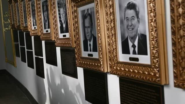 <span class="jlpt-n3" word="トランプ">トランプ</span><ruby ><rb><span class="jlpt-n3" word="大統領">大統領</span></rb><rt>だいとうりょう</rt></ruby><span class="" word="、">、</span><span class="" word="ホ">ホ</span><span class="" word="ワ">ワ</span><span class="" word="イ">イ</span><span class="" word="ト">ト</span><span class="" word="ハ">ハ</span><span class="" word="ウ">ウ</span><span class="" word="ス">ス</span><span class="" word="に">に</span><ruby ><rb><span class="" word="大">大</span><span class="" word="統">統</span><span class="" word="領">領</span></rb><rt>だいとうりょう</rt></ruby><span class="" word="た">た</span><span class="" word="ち">ち</span><span class="" word="の">の</span><ruby ><rb><span class="jlpt-n4" word="説明">説明</span><span class="jlpt-n3" word="板">板</span></rb><rt>せつめいばん</rt></ruby><span class="" word="を">を</span><ruby ><rb><span class="jlpt-n1" word="設置">設置</span></rb><rt>せっち</rt></ruby>