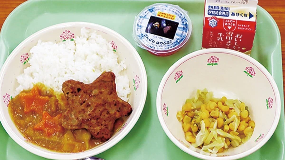 日本の小学校で給食が無料になります