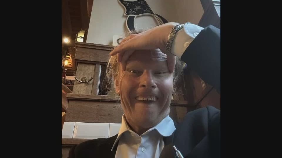 フィンランドの首相、日本にあやまる