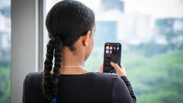 <span class="" word="S">S</span><span class="" word="N">N</span><span class="" word="S">S</span><ruby><rb><span class="jlpt-n3" word="年齢">年齢</span></rb><rt>ねんれい</rt></ruby><ruby><rb><span class="jlpt-n3" word="制限">制限</span></rb><rt>せいげん</rt></ruby><span class="" word="の">の</span><ruby><rb><span class="jlpt-n3" word="議論">議論</span></rb><rt>ぎろん</rt></ruby><span class="" word="を">を</span><span class="" word="め">め</span><span class="" word="ぐ">ぐ</span><span class="" word="る">る</span><span class="" word="ユ">ユ</span><span class="" word="ニ">ニ</span><span class="" word="セ">セ</span><span class="" word="フ">フ</span><span class="" word="の">の</span><ruby><rb><span class="unknown" word="警鐘">警鐘</span></rb><rt>けいしょう</rt></ruby><span class="" word="―">―</span><span class="" word="―">―</span><ruby><rb><span class="" word="子">子</span></rb><rt>こ</rt></ruby><span class="" word="ど">ど</span><span class="" word="も">も</span><span class="" word="の">の</span><ruby><rb><span class="jlpt-n3" word="権利">権利</span></rb><rt>けんり</rt></ruby><span class="" word="と">と</span><span class="" word="デ">デ</span><span class="" word="ジ">ジ</span><span class="" word="タ">タ</span><span class="" word="ル">ル</span><ruby><rb><span class="jlpt-n3" word="環境">環境</span></rb><rt>かんきょう</rt></ruby><span class="" word="の">の</span><ruby><rb><span class="" word="在">在</span></rb><rt>あ</rt></ruby><span class="" word="り">り</span><ruby><rb><span class="" word="方">方</span></rb><rt>かた</rt></ruby>