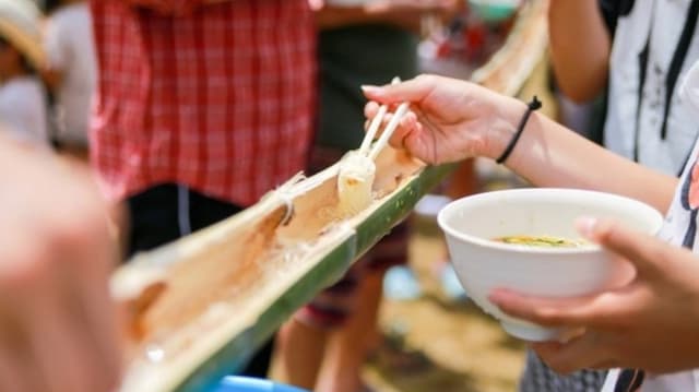 <ruby ><rb><span class="jlpt-n3" word="日本">日本</span></rb><rt>にほん</rt></ruby><span class="" word="の">の</span><ruby ><rb><span class="" word="小">小</span></rb><rt>ちい</rt></ruby><span class="" word="さ">さ</span><span class="" word="な">な</span><ruby ><rb><span class="jlpt-n5" word="町">町</span></rb><rt>まち</rt></ruby><span class="" word="で">で</span><ruby ><rb><span class="jlpt-n4" word="世界">世界</span><span class="jlpt-n3" word="記録">記録</span></rb><rt>せかいきろく</rt></ruby><ruby ><rb><span class="jlpt-n1" word="達成">達成</span></rb><rt>たっせい</rt></ruby><span class="" word="！">！</span>