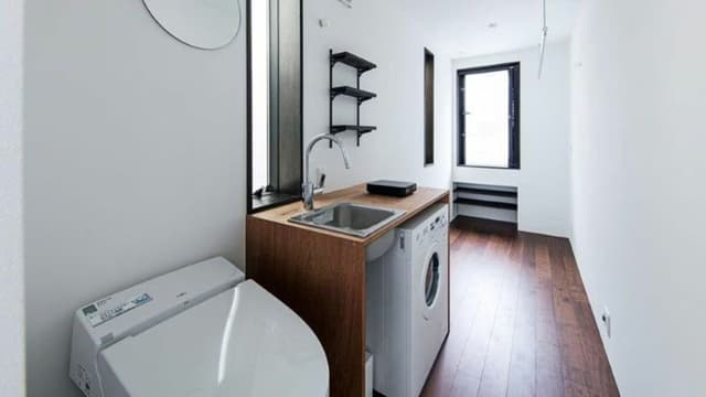 <ruby ><rb><span class="unknown" word="東京">東京</span></rb><rt>とうきょう</rt></ruby><span class="" word="の">の</span><span class="jlpt-n5" word="とても">とても</span><ruby ><rb><span class="" word="小">小</span></rb><rt>ちい</rt></ruby><span class="" word="さ">さ</span><span class="" word="い">い</span><ruby ><rb><span class="jlpt-n5" word="部屋">部屋</span></rb><rt>へや</rt></ruby><span class="" word="で">で</span><ruby ><rb><span class="" word="住">住</span></rb><rt>す</rt></ruby><span class="" word="む">む</span><ruby ><rb><span class="" word="若">若</span></rb><rt>わか</rt></ruby><span class="" word="い">い</span><ruby ><rb><span class="jlpt-n5" word="人">人</span></rb><rt>ひと</rt></ruby><span class="" word="た">た</span><span class="" word="ち">ち</span>