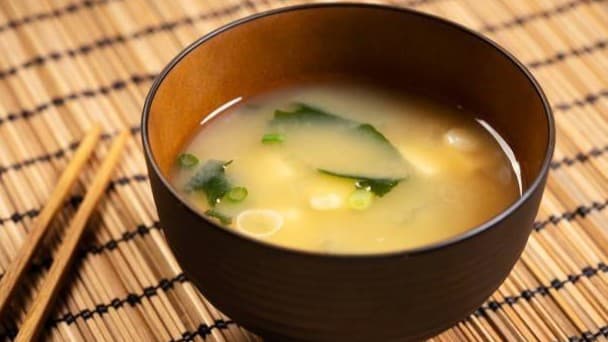 <ruby><rb><span class="jlpt-n4" word="味噌">味噌</span><span class="jlpt-n2" word="汁">汁</span></rb><rt>みそしる</rt></ruby>