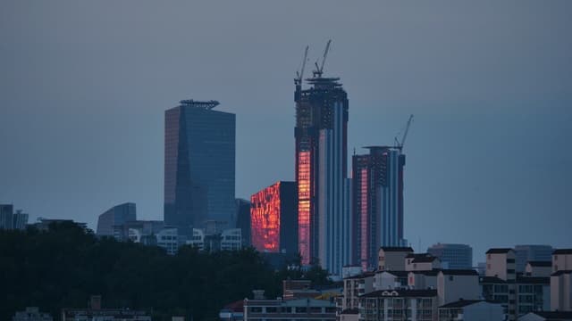 <ruby ><rb><span class="jlpt-n3" word="日本">日本</span></rb><rt>にほん</rt></ruby><span class="" word="の">の</span><ruby ><rb><span class="jlpt-n4" word="経済">経済</span></rb><rt>けいざい</rt></ruby><span class="" word="は">は</span><span class="jlpt-n5" word="なぜ">なぜ</span><ruby ><rb><span class="jlpt-n3" word="大変">大変</span></rb><rt>たいへん</rt></ruby><span class="" word="な">な</span><span class="" word="の">の</span><span class="" word="か">か</span>