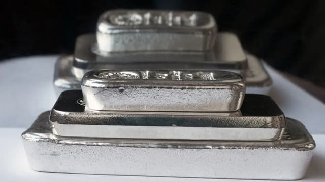 <ruby ><rb><span class="jlpt-n3" word="銀">銀</span></rb><rt>ぎん</rt></ruby><ruby ><rb><span class="jlpt-n3" word="価格">価格</span></rb><rt>かかく</rt></ruby><span class="" word="、">、</span><ruby ><rb><span class="unknown" word="史上">史上</span></rb><rt>しじょう</rt></ruby><ruby ><rb><span class="unknown" word="最">最</span><span class="unknown" word="高値">高値</span></rb><rt>さいこうね</rt></ruby><span class="" word="を">を</span><ruby ><rb><span class="unknown" word="更新">更新</span></rb><rt>こうしん</rt></ruby>