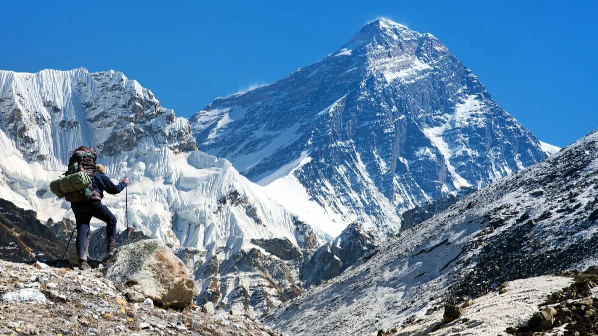 エベレストの過剰観光対策としての新政策