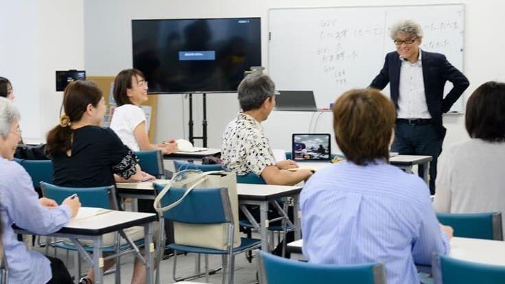 たくさんのお年寄りが日本語の先生になります