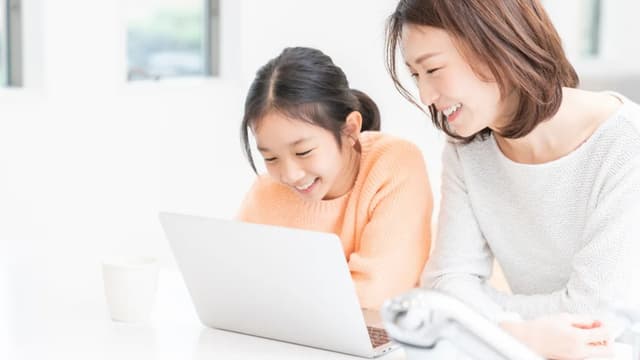 <ruby ><rb><span class="jlpt-n5" word="家庭">家庭</span></rb><rt>かてい</rt></ruby><span class="" word="に">に</span><span class="" word="お">お</span><span class="" word="け">け</span><span class="" word="る">る</span><span class="" word="A">A</span><span class="" word="I">I</span><ruby ><rb><span class="jlpt-n3" word="活用">活用</span></rb><rt>かつよう</rt></ruby><span class="" word="の">の</span><ruby ><rb><span class="unknown" word="先駆">先駆</span><span class="jlpt-n3" word="者">者</span></rb><rt>せんくしゃ</rt></ruby><span class="" word="と">と</span><span class="" word="し">し</span><span class="" word="て">て</span><span class="" word="の">の</span><ruby ><rb><span class="jlpt-n3" word="主婦">主婦</span></rb><rt>しゅふ</rt></ruby>