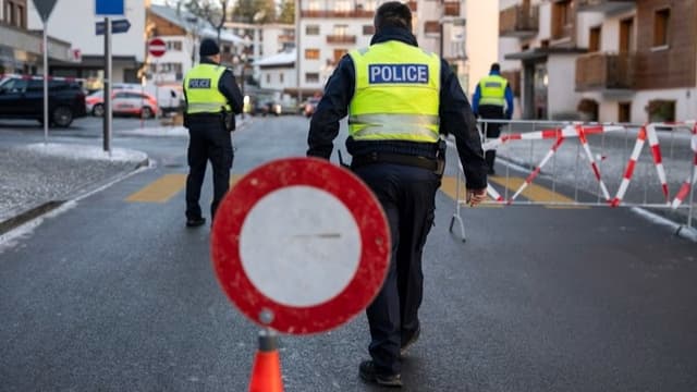 <span class="" word="ス">ス</span><span class="" word="イ">イ</span><span class="" word="ス">ス</span><span class="" word="の">の</span><span class="jlpt-n3" word="スキー">スキー</span><span class="" word="の">の</span><ruby ><rb><span class="jlpt-n5" word="町">町</span></rb><rt>まち</rt></ruby><span class="" word="で">で</span><span class="" word="お">お</span><span class="" word="お">お</span><span class="" word="き">き</span><span class="" word="な">な</span><ruby ><rb><span class="jlpt-n4" word="火事">火事</span></rb><rt>かじ</rt></ruby>