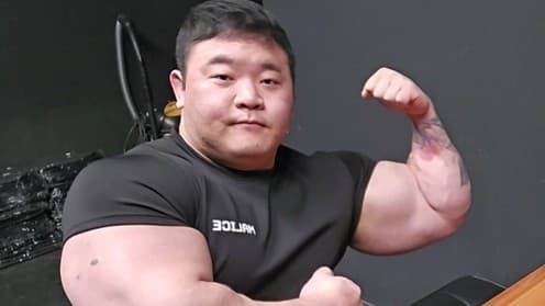 <ruby ><rb><span class="unknown" word="韓国">韓国</span></rb><rt>かんこく</rt></ruby><span class="" word="ボ">ボ</span><span class="" word="デ">デ</span><span class="" word="ィ">ィ</span><span class="" word="ビ">ビ</span><span class="" word="ル">ル</span><span class="" word="ダ">ダ</span><span class="" word="ー">ー</span><ruby ><rb><span class="unknown" word="兼">兼</span></rb><rt>けん</rt></ruby><span class="" word="ユ">ユ</span><span class="" word="ー">ー</span><span class="" word="チ">チ</span><span class="" word="ュ">ュ</span><span class="" word="ー">ー</span><span class="" word="バ">バ</span><span class="" word="ー">ー</span><span class="" word="、">、</span><span class="" word="パ">パ</span><span class="" word="ク">ク</span><span class="" word="・">・</span><span class="" word="ス">ス</span><span class="" word="ン">ン</span><span class="" word="ヒ">ヒ</span><span class="" word="ョ">ョ</span><span class="" word="ン">ン</span><span class="jlpt-n1" word="さん">さん</span><span class="" word="が">が</span><span class="" word="3">3</span><span class="" word="4">4</span><ruby ><rb><span class="jlpt-n1" word="歳">歳</span></rb><rt>さい</rt></ruby><span class="" word="で">で</span><ruby ><rb><span class="unknown" word="急死">急死</span></rb><rt>きゅうし</rt></ruby><span class="" word="　">　</span><ruby ><rb><span class="unknown" word="生前">生前</span></rb><rt>せいぜん</rt></ruby><span class="" word="の">の</span><ruby ><rb><span class="jlpt-n5" word="言葉">言葉</span></rb><rt>ことば</rt></ruby><span class="" word="が">が</span><ruby ><rb><span class="" word="驚">驚</span></rb><rt>おどろ</rt></ruby><span class="" word="き">き</span><span class="" word="と">と</span><ruby ><rb><span class="" word="悲">悲</span></rb><rt>かな</rt></ruby><span class="" word="し">し</span><span class="" word="み">み</span><span class="" word="を">を</span><ruby ><rb><span class="" word="呼">呼</span></rb><rt>よ</rt></ruby><span class="" word="ぶ">ぶ</span>