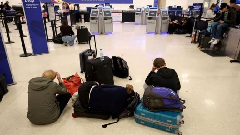 カリブ海の旅行客、アメリカ軍の作戦で飛行機が止まる