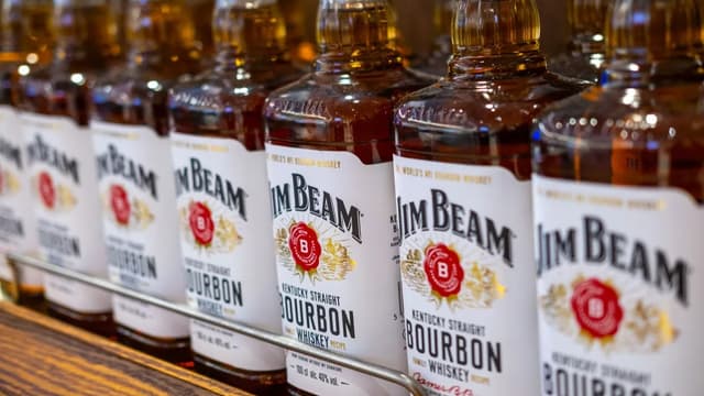 <ruby ><rb><span class="jlpt-n3" word="変化">変化</span></rb><rt>へんか</rt></ruby><span class="" word="す">す</span><span class="" word="る">る</span><span class="jlpt-n4" word="アルコール">アルコール</span><ruby ><rb><span class="unknown" word="業界">業界</span></rb><rt>ぎょうかい</rt></ruby><span class="" word="：">：</span><ruby ><rb><span class="jlpt-n4" word="時代">時代</span></rb><rt>じだい</rt></ruby><span class="" word="と">と</span><span class="" word="と">と</span><span class="" word="も">も</span><span class="" word="に">に</span><ruby ><rb><span class="jlpt-n1" word="減少">減少</span></rb><rt>げんしょう</rt></ruby><span class="" word="す">す</span><span class="" word="る">る</span><ruby ><rb><span class="jlpt-n3" word="消費">消費</span></rb><rt>しょうひ</rt></ruby><span class="" word="、">、</span><span class="jlpt-n3" word="そして">そして</span><ruby ><rb><span class="jlpt-n3" word="今後">今後</span></rb><rt>こんご</rt></ruby><span class="" word="の">の</span><ruby ><rb><span class="jlpt-n1" word="展望">展望</span></rb><rt>てんぼう</rt></ruby>