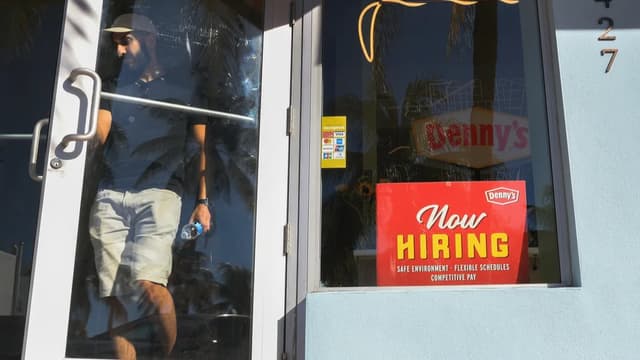 <ruby ><rb><span class="" word="1">1</span><span class="" word="2">2</span><span class="jlpt-n3" word="月">月</span></rb><rt>じゅうにがつ</rt></ruby><span class="" word="の">の</span><span class="jlpt-n4" word="アメリカ">アメリカ</span><span class="" word="の">の</span><ruby ><rb><span class="jlpt-n2" word="民間">民間</span></rb><rt>みんかん</rt></ruby><ruby ><rb><span class="jlpt-n1" word="雇用">雇用</span></rb><rt>こよう</rt></ruby><span class="" word="、">、</span><ruby ><rb><span class="" word="4">4</span><span class="jlpt-n5" word="万">万</span><span class="" word="1">1</span><span class="jlpt-n5" word="千">千</span><span class="jlpt-n5" word="人">人</span></rb><rt>よんまんいっせんにん</rt></ruby><ruby ><rb><span class="" word="増">増</span></rb><rt>ふ</rt></ruby><span class="" word="え">え</span><span class="" word="る">る</span>