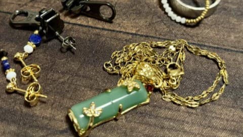 <ruby ><rb><span class="jlpt-n5" word="旅行">旅行</span></rb><rt>りょこう</rt></ruby><span class="" word="や">や</span><ruby ><rb><span class="jlpt-n3" word="日常">日常</span></rb><rt>にちじょう</rt></ruby><span class="" word="で">で</span><ruby ><rb><span class="" word="使">使</span></rb><rt>つか</rt></ruby><span class="" word="え">え</span><span class="" word="る">る</span><span class="" word="！">！</span><span class="jlpt-n4" word="アクセサリー">アクセサリー</span><span class="" word="を">を</span><span class="jlpt-n5" word="きれい">きれい</span><span class="" word="に">に</span><ruby ><rb><span class="" word="持">持</span></rb><rt>も</rt></ruby><span class="" word="ち">ち</span><ruby ><rb><span class="" word="運">運</span></rb><rt>はこ</rt></ruby><span class="" word="ぶ">ぶ</span><ruby ><rb><span class="jlpt-n3" word="方法">方法</span></rb><rt>ほうほう</rt></ruby>