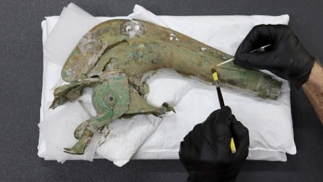 <span class="" word="イ">イ</span><span class="" word="ギ">ギ</span><span class="" word="リ">リ</span><span class="" word="ス">ス</span><span class="" word="で">で</span><ruby ><rb><span class="" word="見">見</span></rb><rt>み</rt></ruby><span class="" word="つ">つ</span><span class="" word="か">か</span><span class="" word="っ">っ</span><span class="" word="た">た</span><span class="" word="2">2</span><span class="" word="0">0</span><span class="" word="0">0</span><span class="" word="0">0</span><ruby ><rb><span class="jlpt-n5" word="年">年</span><span class="jlpt-n5" word="前">前</span></rb><rt>ねんまえ</rt></ruby><span class="" word="の">の</span><ruby ><rb><span class="unknown" word="戦場">戦場</span></rb><rt>せんじょう</rt></ruby><span class="" word="ラ">ラ</span><span class="" word="ッ">ッ</span><span class="" word="パ">パ</span>