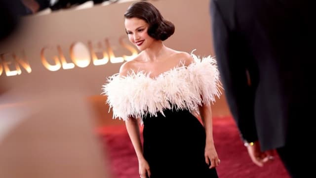 <span class="" word="セ">セ</span><span class="" word="レ">レ</span><span class="" word="ー">ー</span><span class="" word="ナ">ナ</span><span class="" word="・">・</span><span class="" word="ゴ">ゴ</span><span class="" word="メ">メ</span><span class="" word="ス">ス</span><span class="" word="、">、</span><span class="" word="シ">シ</span><span class="" word="ャ">ャ</span><span class="" word="ネ">ネ</span><span class="" word="ル">ル</span><span class="" word="の">の</span><ruby ><rb><span class="" word="黒">黒</span></rb><rt>くろ</rt></ruby><span class="" word="い">い</span><span class="jlpt-n3" word="ドレス">ドレス</span><span class="" word="で">で</span><span class="" word="ゴ">ゴ</span><span class="" word="ー">ー</span><span class="" word="ル">ル</span><span class="" word="デ">デ</span><span class="" word="ン">ン</span><span class="" word="グ">グ</span><span class="" word="ロ">ロ</span><span class="" word="ー">ー</span><span class="" word="ブ">ブ</span><ruby ><rb><span class="jlpt-n3" word="賞">賞</span></rb><rt>しょう</rt></ruby><span class="" word="に">に</span><ruby ><rb><span class="" word="行">行</span></rb><rt>い</rt></ruby><span class="" word="く">く</span>