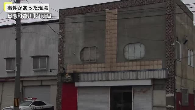 <ruby><rb><span class="unknown" word="北海道">北海道</span></rb><rt>ほっかいどう</rt></ruby><span class="" word="の">の</span><ruby><rb><span class="jlpt-n4" word="日">日</span><span class="jlpt-n1" word="高">高</span></rb><rt>ひだか</rt></ruby><span class="" word="で">で</span><ruby><rb><span class="unknown" word="飲食">飲食</span><span class="jlpt-n5" word="店">店</span></rb><rt>いんしょくてん</rt></ruby><span class="" word="の">の</span><ruby><rb><span class="jlpt-n4" word="壁">壁</span></rb><rt>かべ</rt></ruby><span class="" word="か">か</span><span class="" word="ら">ら</span><ruby><rb><span class="jlpt-n4" word="女性">女性</span></rb><rt>じょせい</rt></ruby><span class="" word="の">の</span><ruby><rb><span class="unknown" word="遺体">遺体</span></rb><rt>いたい</rt></ruby><span class="" word="が">が</span><ruby><rb><span class="" word="見">見</span></rb><rt>み</rt></ruby><span class="" word="つ">つ</span><span class="" word="か">か</span><span class="" word="る">る</span>