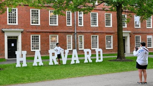 <span class="jlpt-n4" word="アメリカ">アメリカ</span><span class="" word="に">に</span><ruby ><rb><span class="" word="行">行</span></rb><rt>い</rt></ruby><span class="" word="く">く</span><ruby ><rb><span class="unknown" word="日本人">日本人</span></rb><rt>にほんじん</rt></ruby><ruby ><rb><span class="jlpt-n5" word="留学生">留学生</span></rb><rt>りゅうがくせい</rt></ruby><span class="" word="が">が</span><span class="" word="3">3</span><ruby ><rb><span class="jlpt-n5" word="千">千</span><span class="" word="人">人</span></rb><rt>せんにん</rt></ruby><ruby ><rb><span class="" word="少">少</span></rb><rt>すく</rt></ruby><span class="" word="な">な</span><span class="" word="く">く</span><span class="jlpt-n5" word="なる">なる</span>