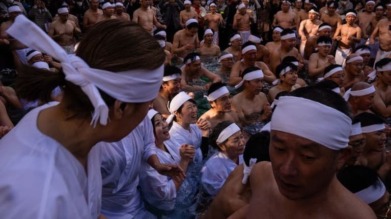 新年に神社で冷たい水に入る行事