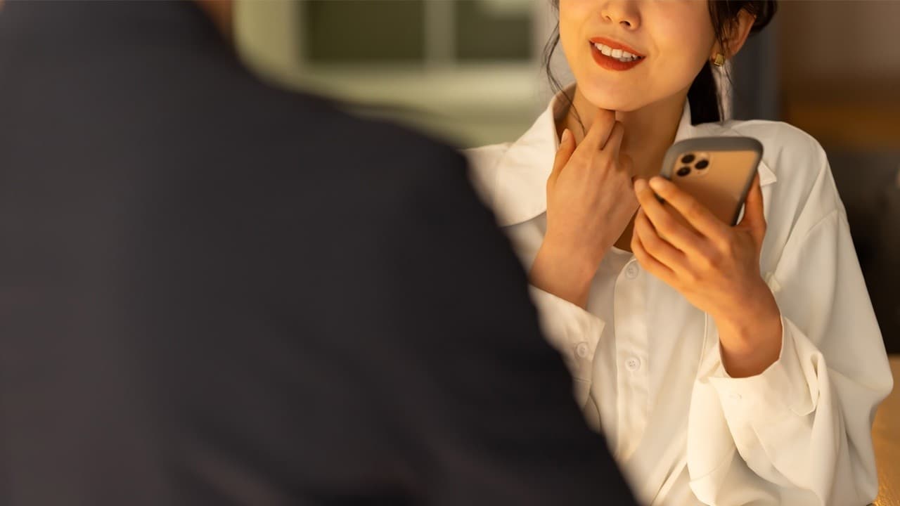 日本の会社、独身社員のために婚活アプリを使い始める