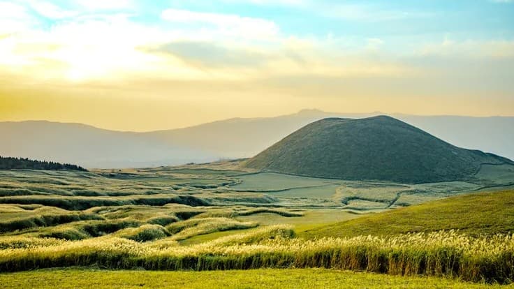 熊本  阿蘇山のたび：みどりの山と大きな火山
