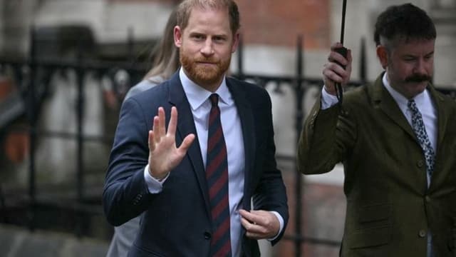 <span class="" word="ヘ">ヘ</span><span class="" word="ン">ン</span><span class="" word="リ">リ</span><span class="" word="ー">ー</span><ruby><rb><span class="jlpt-n3" word="王子">王子</span></rb><rt>おうじ</rt></ruby><span class="" word="、">、</span><ruby><rb><span class="jlpt-n5" word="新聞">新聞</span></rb><rt>しんぶん</rt></ruby><span class="" word="の">の</span><span class="" word="せ">せ</span><span class="" word="い">い</span><span class="" word="で">で</span><span class="" word="メ">メ</span><span class="" word="ー">ー</span><span class="" word="ガ">ガ</span><span class="" word="ン">ン</span><ruby><rb><span class="unknown" word="妃">妃</span></rb><rt>ひ</rt></ruby><span class="" word="が">が</span><span class="jlpt-n5" word="とても">とても</span><ruby><rb><span class="jlpt-n3" word="不幸">不幸</span></rb><rt>ふこう</rt></ruby><span class="" word="に">に</span><span class="" word="な">な</span><span class="" word="っ">っ</span><span class="" word="た">た</span><span class="" word="と">と</span><ruby><rb><span class="" word="話">話</span></rb><rt>はな</rt></ruby><span class="" word="す">す</span>