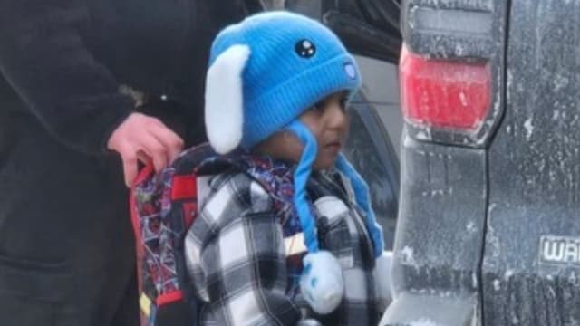 <span class="jlpt-n4" word="アメリカ">アメリカ</span><span class="" word="で">で</span><span class="" word="5">5</span><ruby ><rb><span class="jlpt-n1" word="歳">歳</span></rb><rt>さい</rt></ruby><span class="" word="の">の</span><ruby ><rb><span class="" word="子">子</span></rb><rt>こ</rt></ruby><span class="" word="ど">ど</span><span class="" word="も">も</span><span class="" word="が">が</span><ruby ><rb><span class="jlpt-n1" word="移民">移民</span></rb><rt>いみん</rt></ruby><ruby ><rb><span class="jlpt-n1" word="捜査">捜査</span><span class="unknown" word="官">官</span></rb><rt>そうさかん</rt></ruby><span class="" word="に">に</span><ruby ><rb><span class="" word="連">連</span></rb><rt>つ</rt></ruby><span class="" word="れ">れ</span><span class="" word="て">て</span><ruby ><rb><span class="" word="行">行</span></rb><rt>い</rt></ruby><span class="" word="か">か</span><span class="" word="れ">れ</span><span class="" word="る">る</span>