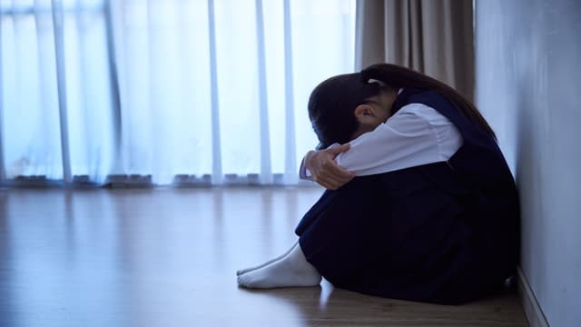 <ruby ><rb><span class="" word="高">高</span></rb><rt>たか</rt></ruby><span class="" word="い">い</span><span class="jlpt-n2" word="マンション">マンション</span><span class="" word="に">に</span><ruby ><rb><span class="" word="住">住</span></rb><rt>す</rt></ruby><span class="" word="む">む</span><ruby ><rb><span class="" word="子">子</span></rb><rt>こ</rt></ruby><span class="" word="ど">ど</span><span class="" word="も">も</span><span class="" word="た">た</span><span class="" word="ち">ち</span><span class="" word="の">の</span><ruby ><rb><span class="jlpt-n4" word="心">心</span></rb><rt>こころ</rt></ruby><span class="" word="の">の</span><ruby ><rb><span class="jlpt-n5" word="問題">問題</span></rb><rt>もんだい</rt></ruby>