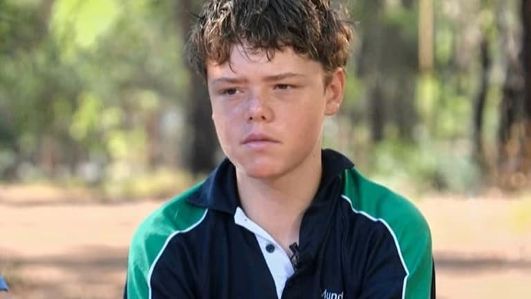 13歳の少年が家族を助けるために4キロ泳ぐ