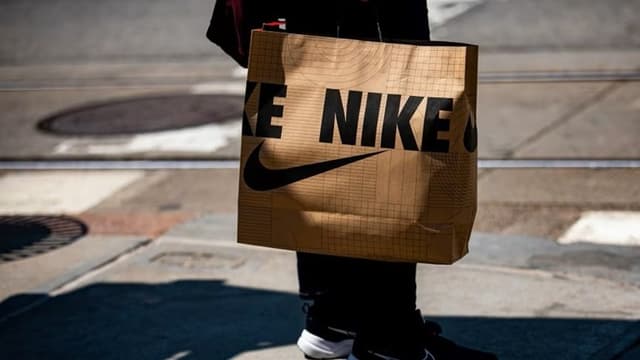 <span class="" word="ナ">ナ</span><span class="" word="イ">イ</span><span class="" word="キ">キ</span><span class="" word="、">、</span><ruby ><rb><span class="unknown" word="白人">白人</span></rb><rt>はくじん</rt></ruby><ruby ><rb><span class="unknown" word="従業">従業</span><span class="jlpt-n1" word="員">員</span></rb><rt>じゅうぎょういん</rt></ruby><span class="" word="へ">へ</span><span class="" word="の">の</span><ruby ><rb><span class="jlpt-n3" word="差別">差別</span></rb><rt>さべつ</rt></ruby><span class="" word="で">で</span><ruby ><rb><span class="jlpt-n3" word="調査">調査</span></rb><rt>ちょうさ</rt></ruby><span class="" word="さ">さ</span><span class="" word="れ">れ</span><span class="" word="る">る</span>