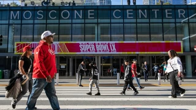 <span class="" word="ス">ス</span><span class="" word="ー">ー</span><span class="" word="パ">パ</span><span class="" word="ー">ー</span><span class="" word="ボ">ボ</span><span class="" word="ウ">ウ</span><span class="" word="ル">ル</span><ruby ><rb><span class="jlpt-n3" word="入場">入場</span><span class="jlpt-n3" word="券">券</span></rb><rt>にゅうじょうけん</rt></ruby><span class="" word="が">が</span><ruby ><rb><span class="unknown" word="高騰">高騰</span></rb><rt>こうとう</rt></ruby><span class="" word="し">し</span><ruby ><rb><span class="" word="続">続</span></rb><rt>つづ</rt></ruby><span class="" word="け">け</span><span class="" word="る">る</span><ruby ><rb><span class="jlpt-n2" word="構造">構造</span><span class="jlpt-n1" word="的">的</span></rb><rt>こうぞうてき</rt></ruby><ruby ><rb><span class="jlpt-n1" word="要因">要因</span></rb><rt>よういん</rt></ruby><span class="" word="と">と</span><span class="jlpt-n5" word="その">その</span><ruby ><rb><span class="jlpt-n1" word="背景">背景</span></rb><rt>はいけい</rt></ruby>