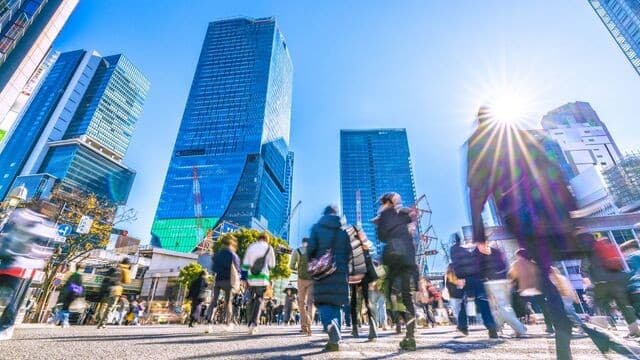 日本人は引っ越しが少なくなり、外国人はよく移動するようになった