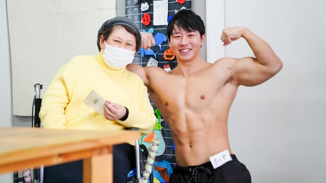 <ruby ><rb><span class="jlpt-n3" word="筋肉">筋肉</span></rb><rt>きんにく</rt></ruby><span class="" word="の">の</span><span class="jlpt-n5" word="ある">ある</span><ruby ><rb><span class="jlpt-n1" word="介護">介護</span><span class="unknown" word="士">士</span></rb><rt>かいごし</rt></ruby><span class="" word="が">が</span><ruby ><rb><span class="unknown" word="高齢">高齢</span><span class="jlpt-n3" word="者">者</span></rb><rt>こうれいしゃ</rt></ruby><span class="" word="を">を</span><ruby ><rb><span class="" word="助">助</span></rb><rt>たす</rt></ruby><span class="" word="け">け</span><span class="" word="る">る</span><ruby ><rb><span class="" word="新">新</span></rb><rt>あたら</rt></ruby><span class="" word="し">し</span><span class="" word="い">い</span><ruby ><rb><span class="jlpt-n3" word="方法">方法</span></rb><rt>ほうほう</rt></ruby>