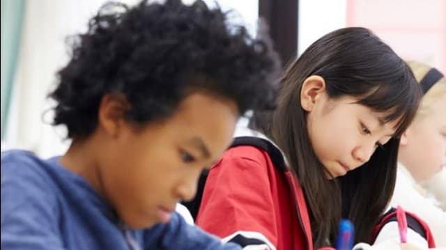 <ruby ><rb><span class="jlpt-n5" word="外国">外国</span><span class="jlpt-n5" word="人">人</span></rb><rt>がいこくじん</rt></ruby><span class="" word="の">の</span><ruby ><rb><span class="" word="子">子</span></rb><rt>こ</rt></ruby><span class="" word="ど">ど</span><span class="" word="も">も</span><span class="" word="に">に</span><ruby ><rb><span class="unknown" word="日本語">日本語</span></rb><rt>にほんご</rt></ruby><span class="" word="と">と</span><ruby ><rb><span class="jlpt-n5" word="学校">学校</span></rb><rt>がっこう</rt></ruby><span class="" word="の">の</span><span class="" word="サ">サ</span><span class="" word="ポ">ポ</span><span class="" word="ー">ー</span><span class="" word="ト">ト</span><span class="" word="を">を</span><ruby ><rb><span class="" word="強">強</span></rb><rt>つよ</rt></ruby><span class="" word="く">く</span><span class="" word="す">す</span><span class="" word="る">る</span>