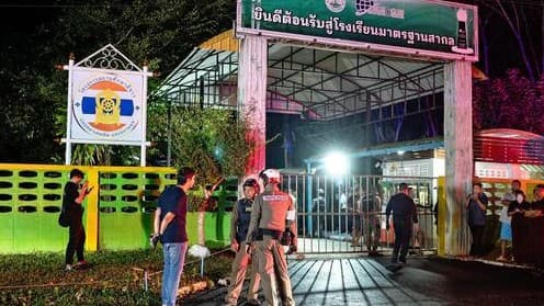 タイの学校で男がうちました