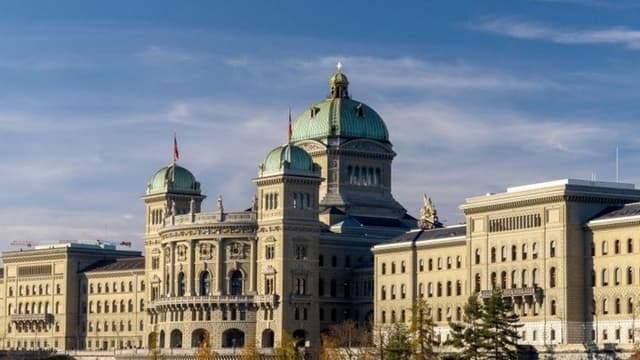 <span class="" word="ス">ス</span><span class="" word="イ">イ</span><span class="" word="ス">ス</span><span class="" word="で">で</span><ruby><rb><span class="jlpt-n4" word="人口">人口</span></rb><rt>じんこう</rt></ruby><span class="" word="を">を</span><span class="" word="1">1</span><span class="" word="0">0</span><span class="" word="0">0</span><span class="" word="0">0</span><ruby><rb><span class="jlpt-n5" word="万">万</span><span class="" word="人">人</span></rb><rt>まんにん</rt></ruby><span class="" word="に">に</span><span class="" word="す">す</span><span class="" word="る">る</span><span class="" word="か">か</span><span class="jlpt-n5" word="どう">どう</span><span class="" word="か">か</span><span class="" word="の">の</span><ruby><rb><span class="jlpt-n3" word="国民">国民</span><span class="jlpt-n3" word="投票">投票</span></rb><rt>こくみんとうひょう</rt></ruby>