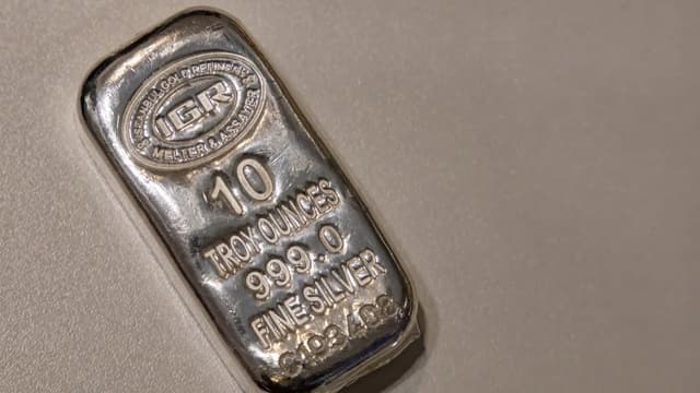 <ruby ><rb><span class="unknown" word="米国">米国</span></rb><rt>べいこく</rt></ruby><ruby ><rb><span class="jlpt-n3" word="金融">金融</span><span class="jlpt-n1" word="政策">政策</span></rb><rt>きんゆうせいさく</rt></ruby><span class="" word="を">を</span><ruby ><rb><span class="" word="巡">巡</span></rb><rt>めぐ</rt></ruby><span class="" word="る">る</span><ruby ><rb><span class="jlpt-n2" word="観測">観測</span></rb><rt>かんそく</rt></ruby><span class="" word="の">の</span><ruby ><rb><span class="jlpt-n3" word="変化">変化</span></rb><rt>へんか</rt></ruby><span class="" word="が">が</span><span class="" word="も">も</span><span class="" word="た">た</span><span class="" word="ら">ら</span><span class="" word="し">し</span><span class="" word="た">た</span><ruby ><rb><span class="jlpt-n3" word="銀">銀</span><span class="jlpt-n3" word="価格">価格</span></rb><rt>ぎんかかく</rt></ruby><span class="" word="の">の</span><ruby ><rb><span class="unknown" word="急落">急落</span></rb><rt>きゅうらく</rt></ruby><span class="" word="と">と</span><ruby ><rb><span class="jlpt-n3" word="市場">市場</span></rb><rt>しじょう</rt></ruby><span class="" word="の">の</span><ruby ><rb><span class="unknown" word="不安定">不安定</span><span class="" word="化">化</span></rb><rt>ふあんていか</rt></ruby>