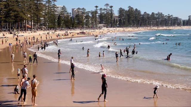 <span class="" word="シ">シ</span><span class="" word="ド">ド</span><span class="" word="ニ">ニ</span><span class="" word="ー">ー</span><span class="" word="の">の</span><span class="jlpt-n5" word="バス">バス</span><span class="" word="で">で</span><span class="" word="ビ">ビ</span><span class="" word="キ">キ</span><span class="" word="ニ">ニ</span><span class="" word="や">や</span><ruby ><rb><span class="unknown" word="上半身">上半身</span></rb><rt>じょうはんしん</rt></ruby><ruby ><rb><span class="jlpt-n3" word="裸">裸</span></rb><rt>はだか</rt></ruby><span class="" word="が">が</span><ruby ><rb><span class="jlpt-n3" word="禁止">禁止</span></rb><rt>きんし</rt></ruby><span class="" word="に">に</span>