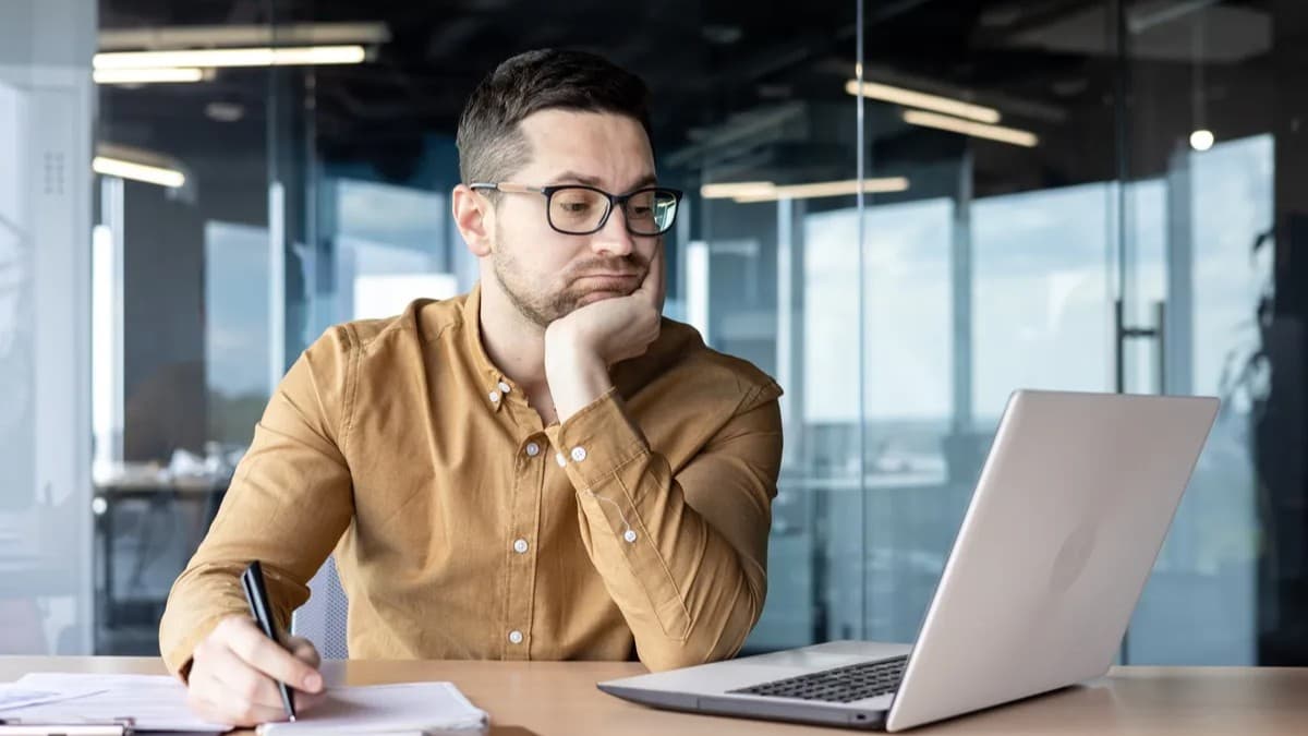 「情熱搾取」と肩書きへの執着
