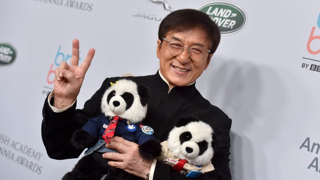 ジャッキー・チェンさん、パンダのぬいぐるみとスケートのイベントに来ました