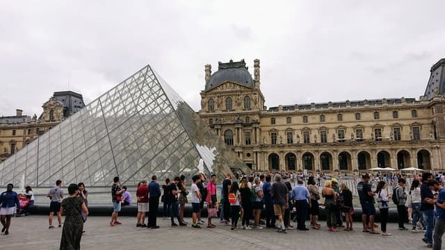 <span class="" word="ル">ル</span><span class="" word="ー">ー</span><span class="" word="ブ">ブ</span><span class="" word="ル">ル</span><ruby ><rb><span class="" word="美">美</span><span class="" word="術">術</span><span class="" word="館">館</span></rb><rt>びじゅつかん</rt></ruby><span class="" word="の">の</span><ruby ><rb><span class="unknown" word="館長">館長</span></rb><rt>かんちょう</rt></ruby><span class="" word="が">が</span><span class="" word="や">や</span><span class="" word="め">め</span><span class="" word="ま">ま</span><span class="" word="し">し</span><span class="" word="た">た</span>