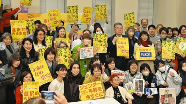 <span class="" word="「">「</span><ruby ><rb><span class="jlpt-n4" word="女性">女性</span></rb><rt>じょせい</rt></ruby><span class="" word="の">の</span><ruby ><rb><span class="unknown" word="休日">休日</span></rb><rt>きゅうじつ</rt></ruby><span class="" word="」">」</span><ruby ><rb><span class="jlpt-n3" word="運動">運動</span></rb><rt>うんどう</rt></ruby><span class="" word="が">が</span><ruby ><rb><span class="" word="問">問</span></rb><rt>と</rt></ruby><span class="" word="い">い</span><span class="" word="か">か</span><span class="" word="け">け</span><span class="" word="る">る</span><ruby ><rb><span class="jlpt-n4" word="社会">社会</span></rb><rt>しゃかい</rt></ruby><ruby ><rb><span class="jlpt-n2" word="構造">構造</span></rb><rt>こうぞう</rt></ruby>